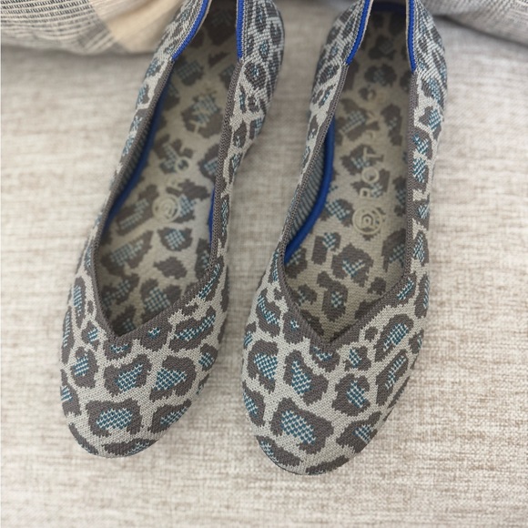 Rothy’s Size 8 Flats – Blue Gray Leopard Print – Rare Retired Style - Picture 2 of 6